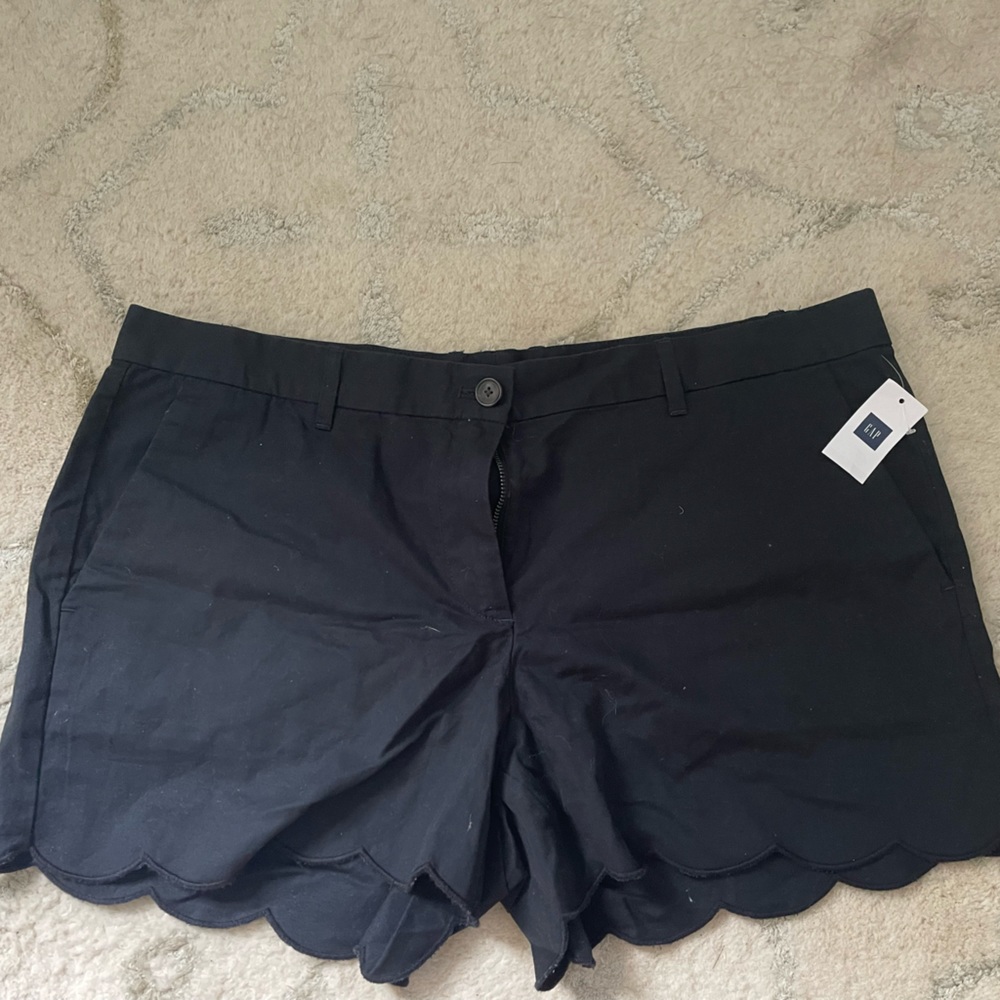 Gap Scalloped Short